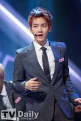 组图：EXO打榜夺冠 前WG宣美复出光脚秀长腿