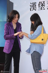 组图：萧敬腾帮擦保养品粉丝乐翻