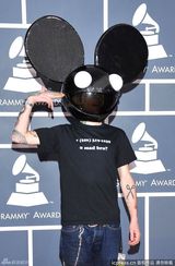 高清图：第54届格莱美红毯Deadmau猎奇头套搞怪亮相