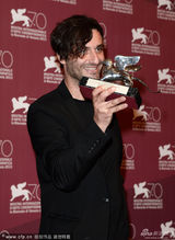 组图：最佳导演奖得主阿万纳斯后台秀银狮