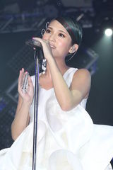 组图：杨丞琳个唱化身摇滚精灵 打造魔幻舞台