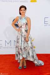 组图：艾美奖红毯 《摩登家族》俏妞阿芮尔扎染裙