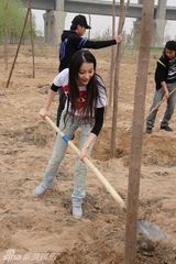 幻灯图：新《水浒》剧组种好汉树 甘婷婷不输108将