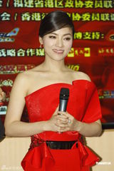 组图：陈思思将在香港开唱 张柏芝红装默契助阵