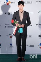 组图：韩孝珠玉泽演等众星亮相釜山电影节蓝毯