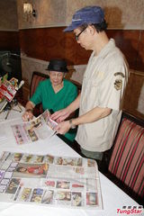 组图：梅妈心痛女儿遗物 为打官司不吃喝也无悔