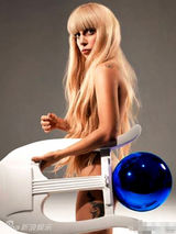 组图：Gaga大尺度全裸透明球遮下体 秀浑圆翘臀