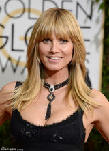 组图：超模海蒂-克拉姆黑色礼服亮相红毯秀豪乳