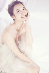 组图：林好写真着裸色连衣裙 肌肤娇嫩晶莹似雪