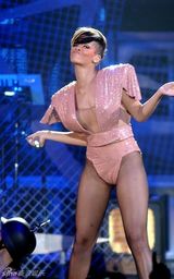 幻灯图集：蕾哈娜巡演 连身三角裤沿袭Gaga风潮