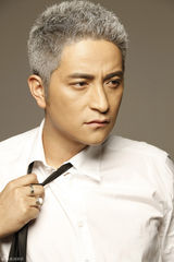 组图：吉杰《想家》推新年写真 白色短发显忧郁