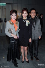 组图：邝美云为慈善筹款美艳依旧 拉姑夫妇甜笑助阵