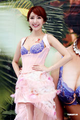 组图：杨谨华性感马甲内衣大方秀好身材