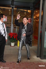 组图：陈浩民接太太出院春风得意 爱女包裹粉嫩可人