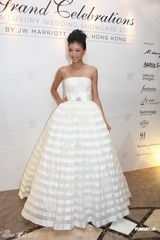 组图：陈嘉桓出席名品婚纱秀 亲自上阵展示婚纱