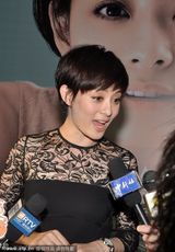 组图：孙俪现身沈阳引骚动 现场发飙挥手斥保安