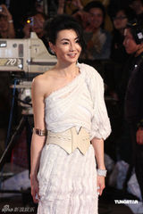 高清：张曼玉挽李安压轴 白色礼服现身引尖叫