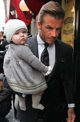 组图：小贝抱爱女现身纽约 可爱小七吐舌卖萌