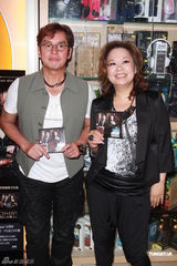 组图：谭咏麟为个唱彩排练歌致声音沙哑