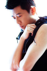 组图：夏雨最新时尚大片 铁骨铮铮更显硬汉柔情