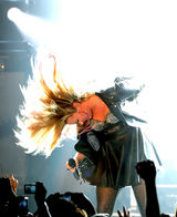 组图：黛米-洛瓦托洛杉矶开唱 挺胸豪唱勾魂四射