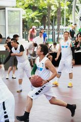 组图：邓超篮球赛专注打球不忘搞怪