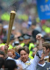 组图：詹姆斯-麦卡沃伊格拉斯哥传递奥运火炬