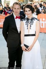 组图：《伟大诱惑》首映芭拉班大秀美背