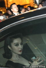 组图：范冰冰深V礼服亮相遭围堵