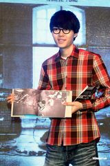 组图：方大同来台发片 郭采洁热情站台