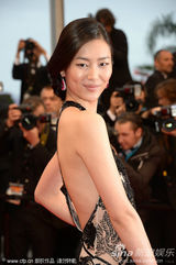 组图：刘雯走红毯骨感秀美背 邦女郎大秀丰满半球