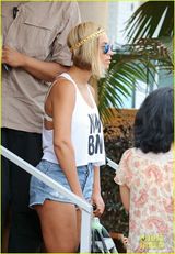 组图：碧昂斯清凉造型携女出街 Blue咬奶嘴卖萌