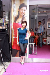 幻灯图：郑欣宜为修身店代言 减肥成功上围傲人