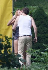 组图：雷诺兹聚会裸上身热吻布莱克-莱弗利