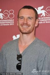 组图：《羞耻》发布会 迈克尔·法斯宾德休闲亮相