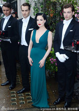 组图：黛塔-范-提斯深V长裙露完美胸线