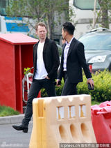 汪小菲西装笔挺疑开发新市场 努力赚钱养家(图)