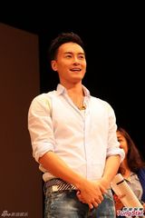 组图：郑元畅会日本女粉丝 耍浪漫半跪献吻