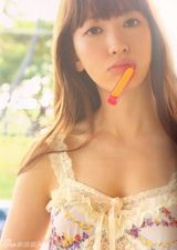 组图：小嶋阳菜夏日海滩写真 衣衫轻褪诱惑十足