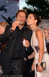 组图：爱娃助阵《沙漠驼影》首映 现场玩吹泡泡