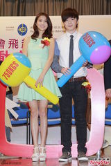 组图：吴千语裙装甜美亮相 否认自己是败金女