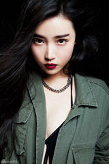 组图：张辛苑媚眼咬唇大片 被誉水果硬糖