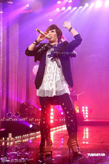 高清组图：温岚红发造型助阵黄小琥 大跳火辣断背舞