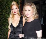 组图：希尔顿为母亲庆祝53岁生日 全家出动声势浩大