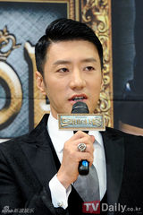 组图：《电视剧之王》发布 崔始源中分头表情搞怪