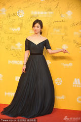 组图：宋慧乔低胸裙肌肤如雪 黄晓明抢着护花