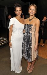 高清图：CNN年度英雄晚会 阿尔芭与黛米-摩尔比美