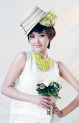 组图：唐艺昕封面大片 清新鲜花LOOK恬静怡人