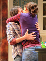 组图：《死亡账户》曝舞台照 凯蒂与男星狂吻