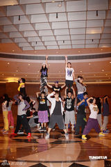 幻灯图集：Twins为个唱彩排 陈伟霆容祖儿探望加油